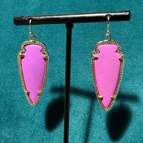 Kendra Scott Gold Sky Arrowhead Earrings in Neon Violet Magnesite - Picture 2 of 7